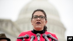 Rashida Tlaib, anggota Kongres AS keturunan Palestina berbicara di depan Gedung Capitol di Washington DC (foto: dok).