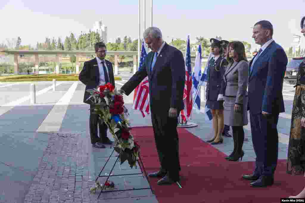 مایک پنس، معاون رئیس جمهوری آمریکا از پارلمان اسرائیل در اورشلیم در روز ۲۲ ژانویه در حاشیه سفر به این کشور، بازدید کرد. عکس: &laquo;کوین نه&raquo;، صدای آمریکا