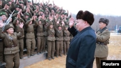 김정은 북한 국무위원장이 조선인민군 제233군부대직속 군부대를 시찰했다고 지난달 19일 조선중앙통신이 보도했다.