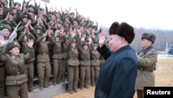 Lãnh đạo Bắc Hàn Kim Jong Un kiểm tra một đơn vị quân đội. (Ảnh tư liệu / Thông tấn xã Trung ương Triều Tiên KCNA)