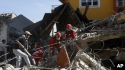 Rescuers work to save people from of collapsed buildings in Ercis, Van, eastern Turkey, October 24, 2011.