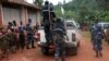 Des policiers burundais escortent le chef de l'opposition et candidat à la présidentielle Agathon Rwasa alors qu'il quitte un bureau de vote lors des élections présidentielles, législatives et communales, à Ngozi, au Burundi, le 20 mai 2020.