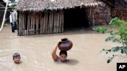 ရေပတ်လည်ဝိုင်းနေတဲ့ ညောင်တုန်းမြို့မှာ သောက်ရေရှားပါးပြတ်လပ်နေတဲ့အခြေအနေ။ (ယခင် မှတ်တမ်းဓာတ်ပုံ)