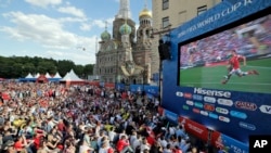 ရုရှားနိုင်ငံ၊ စိန့်ပီတာစဘာ့ဂ်မြို့တွင် ရုရှား-ဆော်ဒီပွဲကို ရုပ်မြင်သံကြီးတွင် စုဝေးကြည့်ရှုနေကြသည့် ပရိသတ်။ ၁၄ ဇွန် ၂၀၁၈။