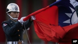 台湾仪仗队士兵在台北蒋介石纪念堂升起中华民国国旗（资料照片）