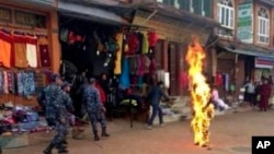 13일 네팔 카트만두에서 분신을 시도한 티베트 승려. (자료사진)