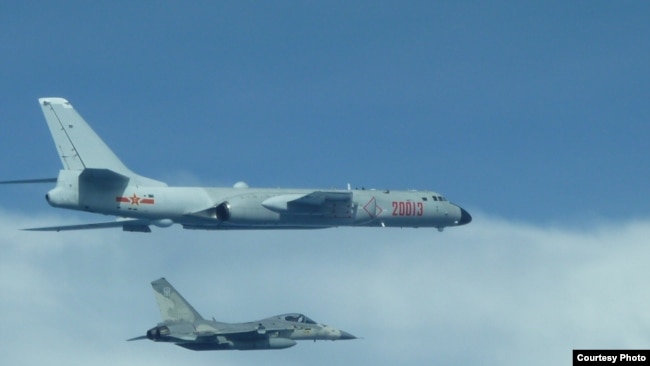 台湾战机2017年7月20日在中国轰六机左边贴近飞行 （台湾国防部提供） 