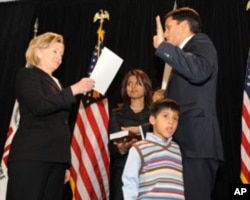 Prise de fonction de M. Rajiv Shah lors d'une cérémonie présidée par la secrétaire d'Etat Hillary Clinton