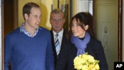 Pangeran William saat meninggalkan rumah sakit King Edward VII bersama istrinya Catherine, Duchess of Cambridge, atau Kate Middleton, 8 Desember 2012. (Reuters/Paul Hackett)