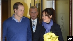 Герцог и герцогиня Кембриджские покидают больницу