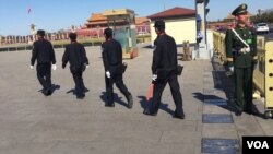 2019年3月12日，北京两会期间，一队辅警在天安门广场进行安保巡逻（美国之音叶兵拍摄）