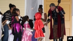 New York City Mayor Bill de Blasio and wife Chirlane McCray greet trick or treaters during a Halloween open house at Gracie Mansion on Tuesday, Oct. 28, 2014 in New York. (Photo by Greg Allen/Invision/AP)