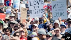 Ribuan pemrotes tumpah ke Berkeley, negara bagian California untuk menggelar ‘Rapat Umum Menentang Kebencian’ hari Minggu (27/8). 