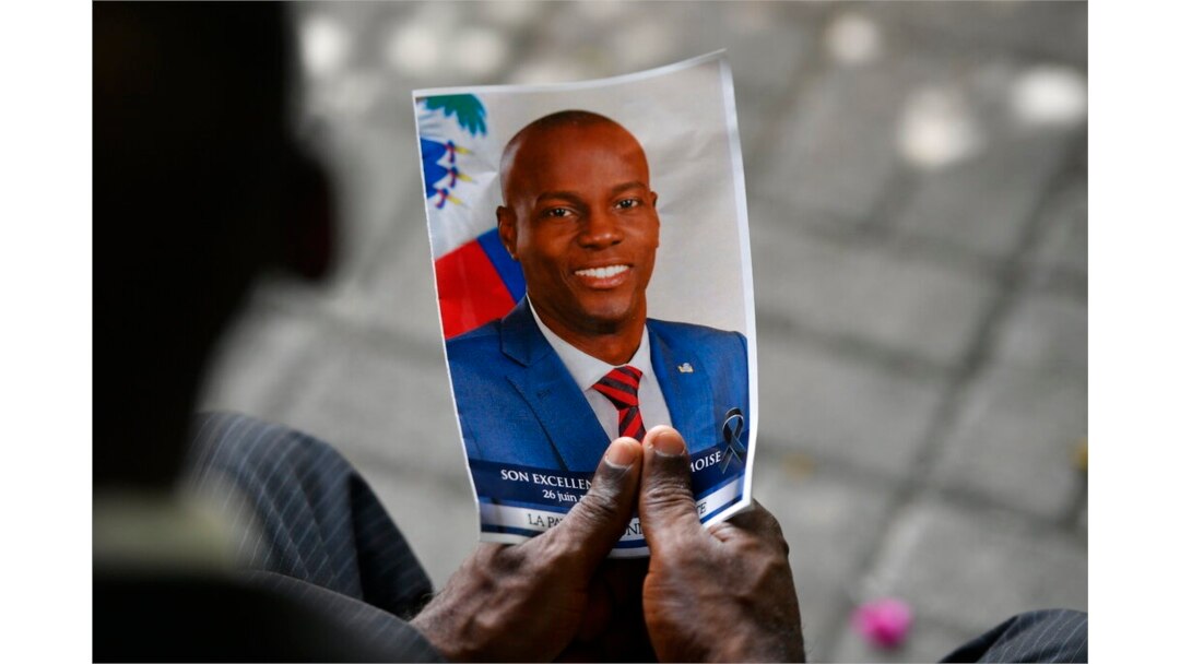 Seseorang memegang foto mendiang Presiden Haiti Jovenel Moise saat upacara peringatannya di Museum Pantheon Nasional di Port-au-Prince, Haiti, 20 Juli 2021. (Foto: AP)