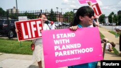Pro-choice and anti-abortion protesters stand outside of Planned Parenthood as a deadline looms to renew the license of Missouri's sole remaining Planned Parenthood clinic in St. Louis, May 31, 2019.