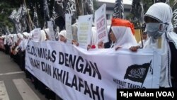 Massa HTI berunjuk rasa di depan Gedung Sate, Bandung, menolak kenaikan harga BBM karena bertentangan dengan syariat Islam (Foto: VOA/Teja)