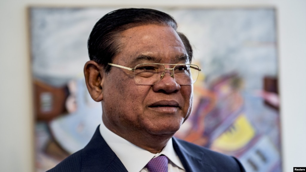 លោក ស ខេង ឧបនាយករដ្ឋមន្ត្រី និងជារដ្ឋមន្ត្រីក្រសួងមហាផ្ទៃ ចូលរួមក្នុងកិច្ចប្រជុំមួយជាមួយនឹងរដ្ឋមន្ត្រីក្រសួងមហាផ្ទៃស៊ុយអែត លោក Anders Ygeman នៅទីក្រុង Stockholm ប្រទេសស៊ុយអែត ថ្ងៃទី២៥ ខែឧសភា ឆ្នាំ២០១៥។ (Reuters)