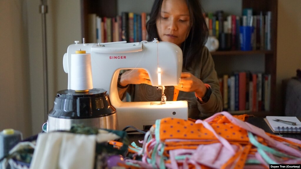 Duyen Tran hàng đêm giành khoảng 3 tiếng đồng hồ để may khẩu trang cho nhóm Auntie Sewing Squad, một mạng lưới với hàng trăm tình nguyện viên trên khắp nước Mỹ cung cấp khẩu trang miễn phí cho những cộng đồng dễ tổn thương và ít được quan tâm.