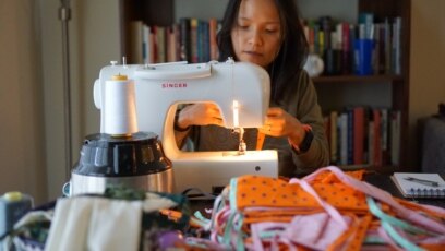 Duyen Tran hàng đêm giành khoảng 3 tiếng đồng hồ để may khẩu trang cho nhóm Auntie Sewing Squad, một mạng lưới với hàng trăm tình nguyện viên trên khắp nước Mỹ cung cấp khẩu trang miễn phí cho những cộng đồng dễ tổn thương và ít được quan tâm.