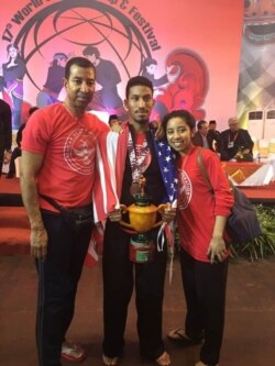 Keluarga Pereira (Adam di tengah) bersama ayah (Alpha) dan Amanda Pereira. (Foto: UPSF)