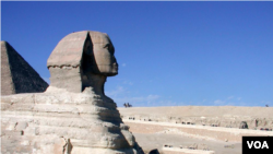 FILE - Sphinx, Abul Hawl in Arabic, the enormous statue with a man's head and a lion's body standing guard over the pyramids in Giza, outside Cairo, Egypt. (Diaa Bekheet/VOA)