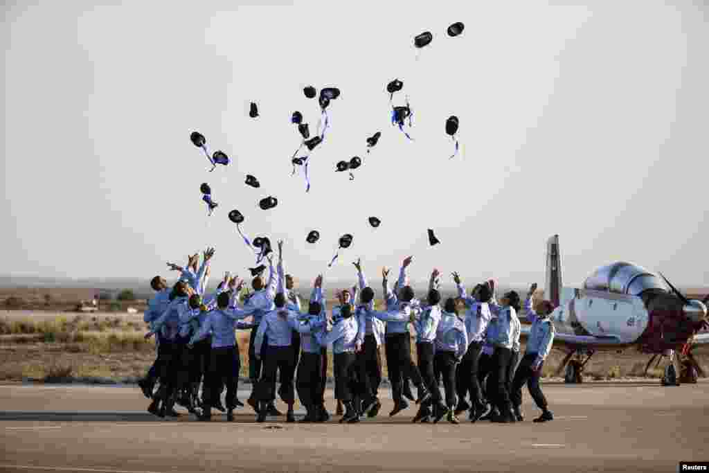 Học viên Không quân Israel tung mũ ăn mừng trong buổi lễ tốt nghiệp tại căn cứ không quân Hatzerim ở miền nam Israel.