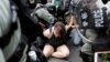 台灣東華大學一香港女僑生在抗議中被香港警方逮捕