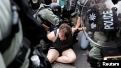2019年8月11日香港警察在深水埗地区逮捕一名参加反送中示威的抗议者。