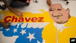 Para pendukung Presiden Venezuela Hugo Chavez membuat poster besar bergambar presidennya di Caracas, December 14, 2012 (Foto: dok). Partai yang berkuasa di negara itu telah meraih kemenangan besar dalam pemilihan gubernur, Minggu (16/12).