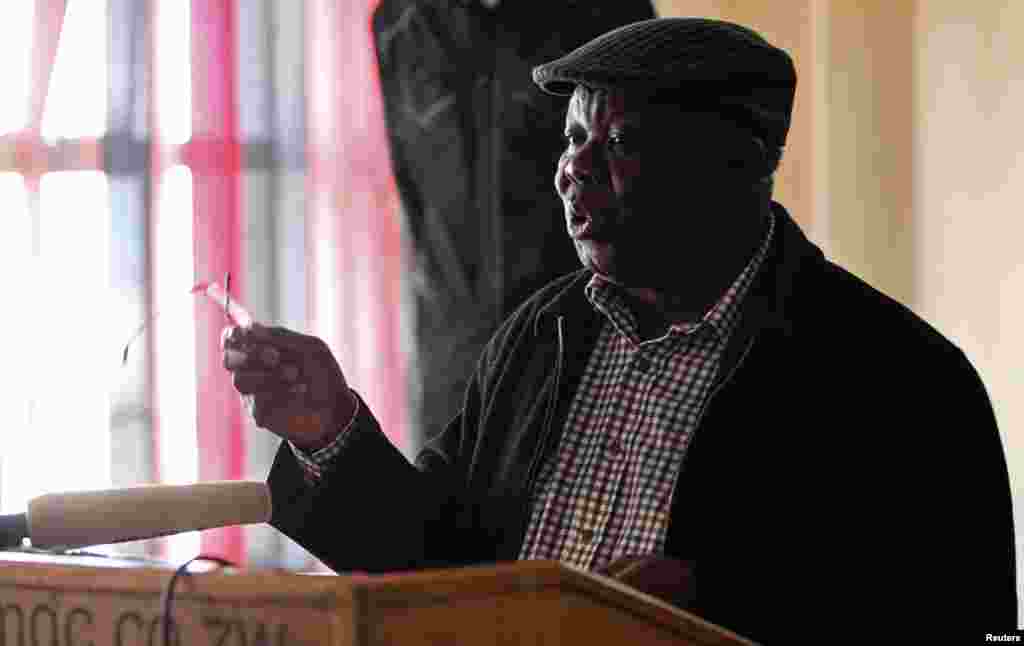 Zimbabwe's Prime Minister Morgan Tsvangirai gestures during a media briefing in Harare, August 1, 2013.