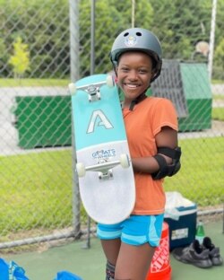 Angela Justice, 11 tahun, dengan papan skate barunya, Maryland, Juni 2021 (foto: courtesy).