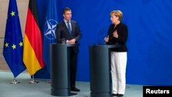 German Chancellor Angela Merkel (R) and NATO Secretary General Anders Fogh Rasmussen attend a news conference after talks at the Chancellery in Berlin, July 2, 2014. 