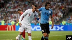 Cristiano Ronaldo, à gauche aide Edinson Cavani à sortir du terrain après sa blessure contre le Portugal, Russie le 30 juin 2018