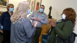 Janine Blezien (kiri, depan) dan Dianne Green (kanan), tertawa saat bertemu langsung untuk pertama kalinya di Rush University Medical Center, Chicago, Rabu, 17 Maret 2021. (Foto: AP)