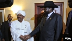 Sudanese President Omar al-Bashir (Center L) shakes hands with his South Sudanese counterpart Salva Kiir (Center R)
