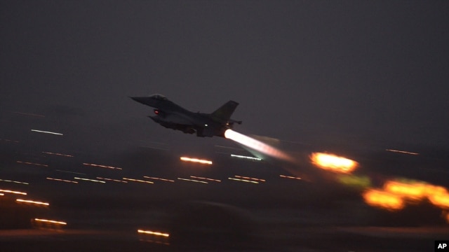 Un caza F-16 Falcon de EE.UU. despega de la base de Incirlik, en Turquía para lanzar ataques contra blancos del Estado Islámico en Siria. Foto de archivo.