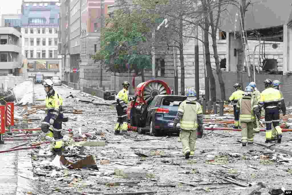 Rescue workers work at the site of a powerful explosion rocked central Oslo July 22, 2011. A huge explosion damaged government buildings in central Oslo on Friday including Prime Minister Jens Stoltenberg's office, injuring several people, a Reuters witn
