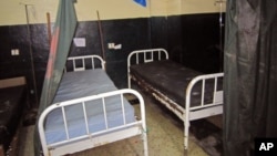 Tempat tidur yang kosong tampak di sebuah rumah sakit di Liberia, sesudah rumah sakit itu ditinggalkan pasien dan para perawatnya dengan merebaknya kasus ebola di Monrovia, Liberia (17/6/2014). 