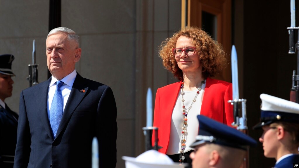 Bộ trưởng Quốc phòng Jim Mattis trong buổi lễ tiếp đón Bộ trưởng Quốc phòng Macedonia Radmila Sekerinska, tại Ngủ Giác Đài ngày 1/5/2018.