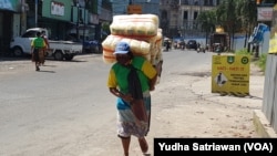 Fenomena buruh gendong di pasar2 tradisional di Solo dan banyak kota lain di Indonesia. (Foto: VOA/Yudha Satriawan)