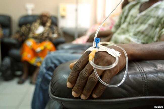 Para pasien kanker di ruang kemoterapi di sebuah rumah sakit. (Foto: Reuters)