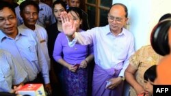 Le président birman Thein Sein (L) quitte le bureau où il a voté le 8 novembre 2015. (AFP PHOTO)