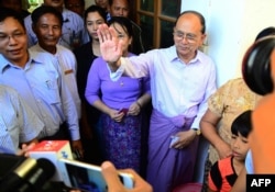ປະທານາທິບໍດີ ມຽນມາ ທ່ານ Thein Sein ຍົກມືທັກທາຍ ຂະນະທີ່ອອກມາຈາກ ໜ່ວຍເລືອກຕັ້ງ ຫຼັງຈາກທີ່ໄດ້ປ່ອນບັດລົງຄະແນນສຽງ ໃນນະຄອນຫຼວງ Naypyidaw ເມື່ອວັນທີ 8 ພະຈິກ 2015.
