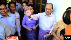 테인 세인 미얀마 대통령이 지난 8일 네피도의 한 투표소에서 투표한 후 지지자들을 향해 손을 흔들고 있다. (자료사진)