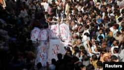Người Hồi giáo Shia dự lễ tang cầu nguyện cho các nạn nhân trong vụ tấn công bằng bom ở Karachi, 4/3/13