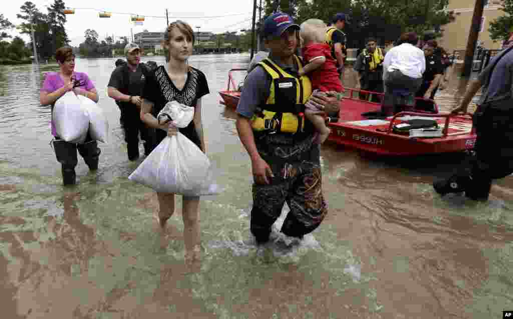 Les habitants sont évacués de leurs habitations alors que le niveau de l'eau a atteint 30 centimètres à Houston, Texas, 18 avril 2016. 