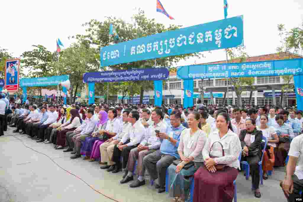 សមាជិកគណបក្សប្រជាជនកម្ពុជា ចូលរួមក្នុងពិធីរំឭកខួបថ្ងៃ៧ មករា លើកទី៣៨ នៅឯទីស្នាក់ការគណបក្សប្រជាជនកម្ពុជា ក្នុងរាជធានីភ្នំពេញ កាលពីថ្ងៃទី៧ ខែមករា ឆ្នាំ២០១៧។ (ហ៊ាន សុជាតា/ VOA) 