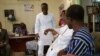 Le député Mohamed Atao Hinnouho, et à ses côtés l'ancien président Nicephore Soglo assi près de Valentin Djenontin, à Cotonou. (VOA/Ginette Fleure Adandé)