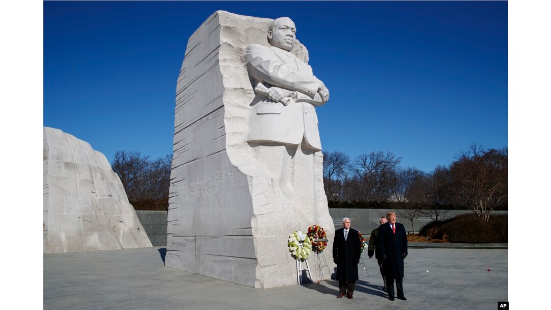 El presidente Donald Trump, (derecha) y el vicepresident Mike Pence, (izquierda) visitan el Monumento a Martin Luther King Jr. el lunes, 21 de enero de 2019.