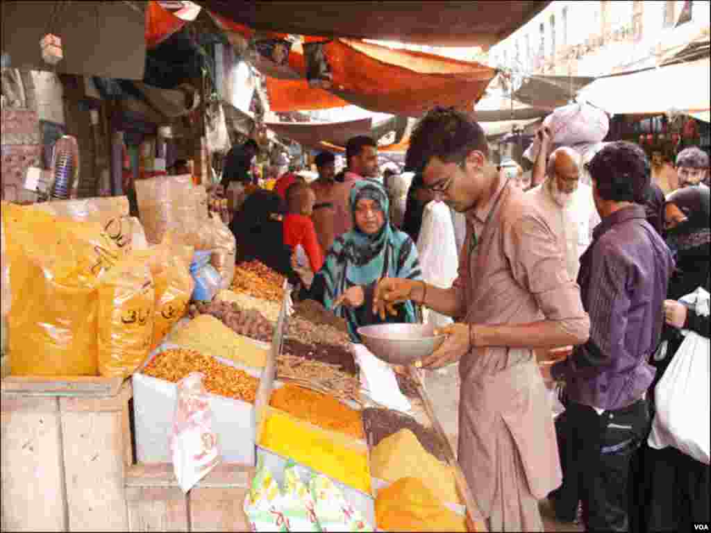 کھانے پینے کی اشیا کی قیمتوں میں اضافے سے شہری بھاؤ تاؤ کرتے ہوئے